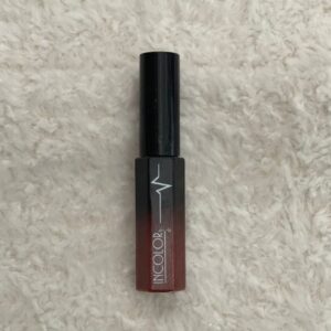Incolor Lip Gloss – Shade Brown Embrace timeless elegance with Shade Brown – a rich, warm tone that adds depth and sophistication to your look. This ultra-glossy lip gloss glides on effortlessly, giving your lips a smooth, plump finish without feeling sticky. 🤎 Classic brown shade – perfect for all skin tones 🤎 Glossy, moisturizing formula 🤎 Comfortable wear with a silky texture 🤎 Ideal for both everyday and glam looks Whether you're going for a natural nude vibe or a bold, earthy statement – Incolor's Brown has you covered with the perfect shin